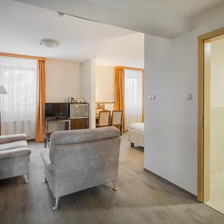 Orange Hotel 3*